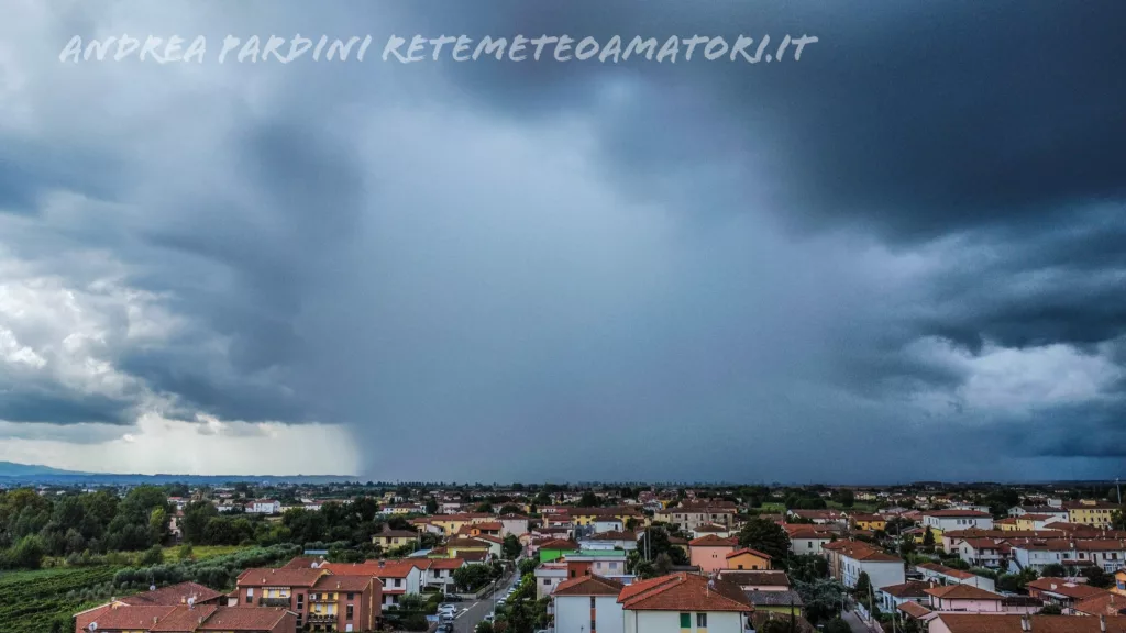 Che cosa sono i Downburst: Tutto ciò che devi sapere su questo fenomeno atmosferico violento