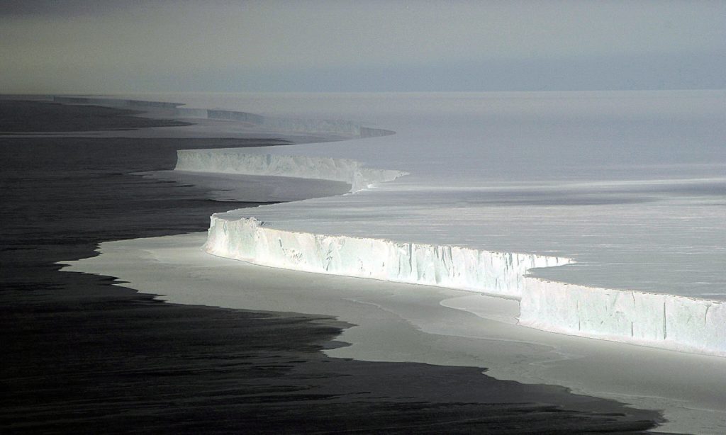 Dall’Antartide rischia il distacco un iceberg grande due volte New York