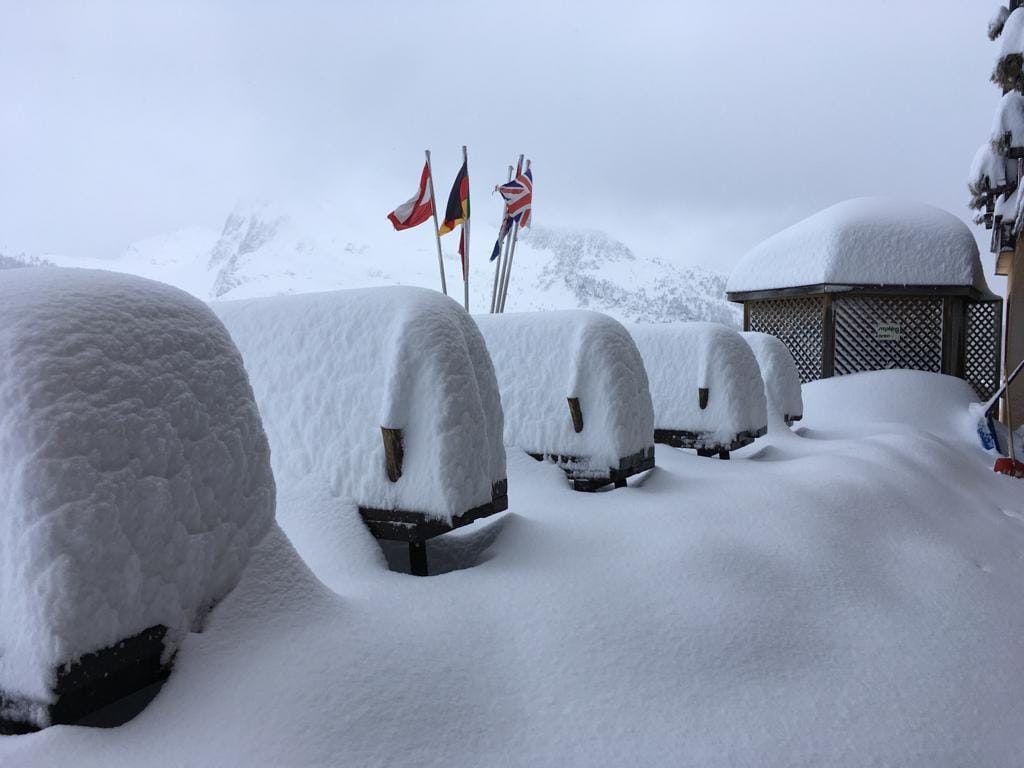 Previsioni Meteo per Venerdì 6 Dicembre: Tempo in Miglioramento al Sud e Nevicate in Montagna