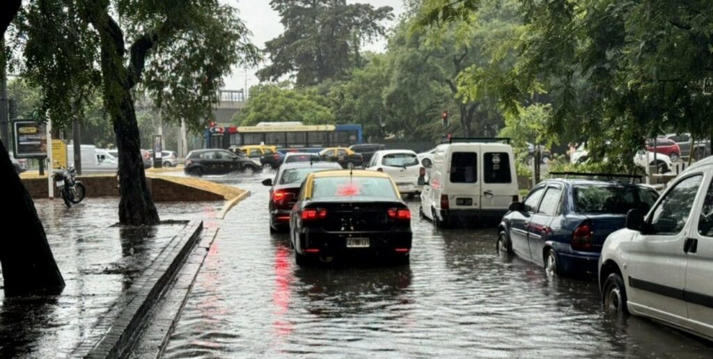 Violento Temporale Buenos Aires e strade nel Caos