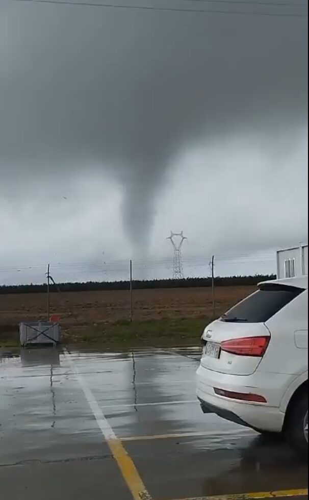 Tempesta Jana a Siviglia: tornado avvistato e danni per il forte vento